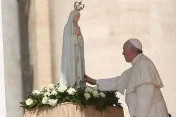 El Papa a los pies de la Virgen de Fátima