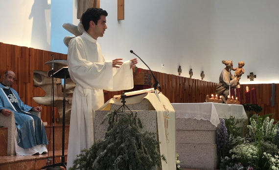 Seminarista dando testimonio