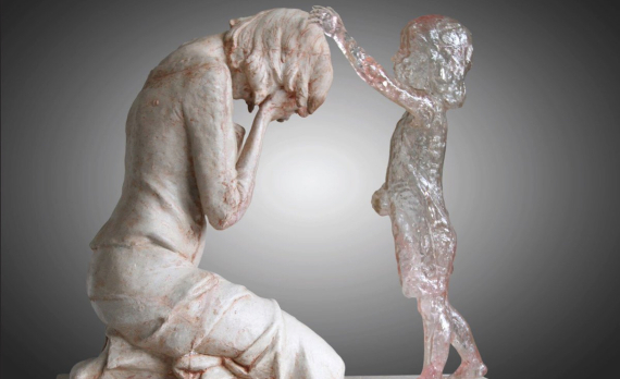 Escultura de un niño no nacido consolando a su madre