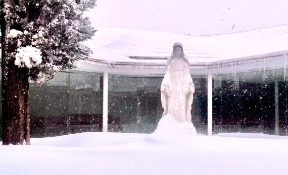 La Virgen del claustroo cubierta de nieve