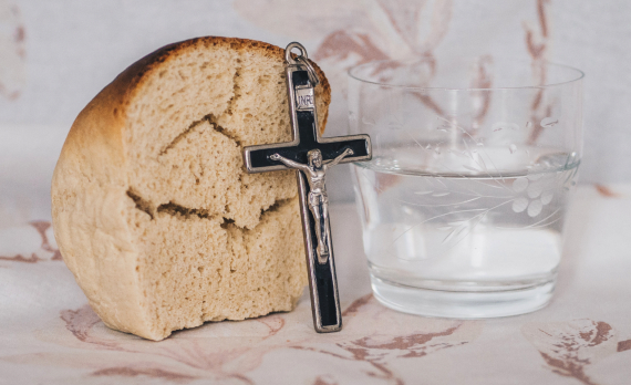 La cruz de Jesús... agua y pan