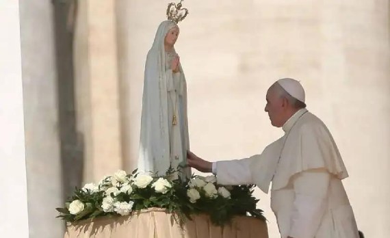 El Papa a los pies de la Virgen de Fátima