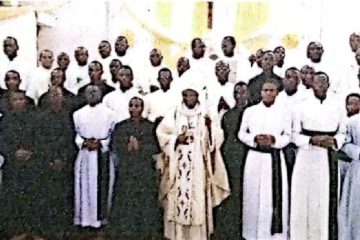 El Obispo de Bunda con los seminaristas de Tanzania