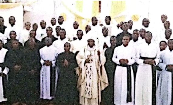 El Obispo de Bunda con los seminaristas de Tanzania