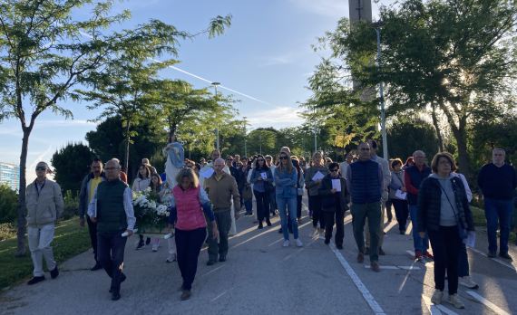 Grupo de personas rezando a la Virgen en el Rosario de la aurora
