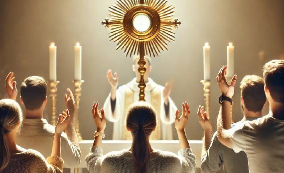 Personas alabando delante de Jesús Eucaristía