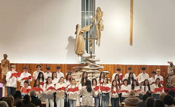 Imagen del coro cantando en el templo