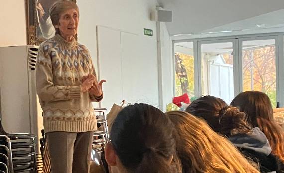 Persona mayor hablándoles a los jóvenes