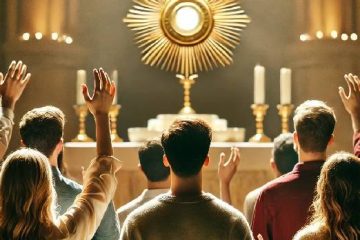 Grupo de personas alabando delante de Jesús sacramentado