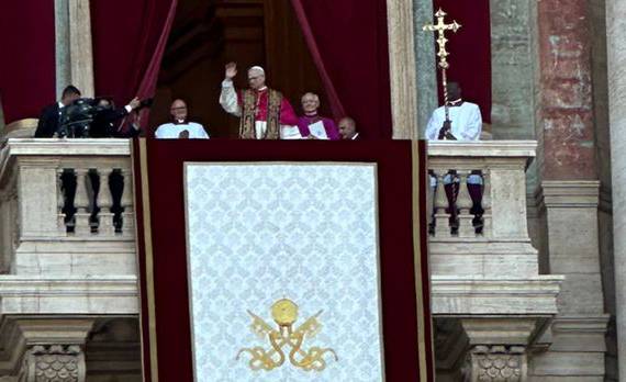 Papa Leon XVI recién elegido en el balcón de San Pedro