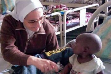 Una religiosa atendiendo a un niño del Congo